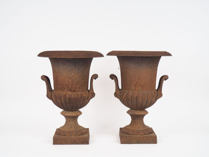 Paire de vases Médicis en fonte.  H. 43,5 cm