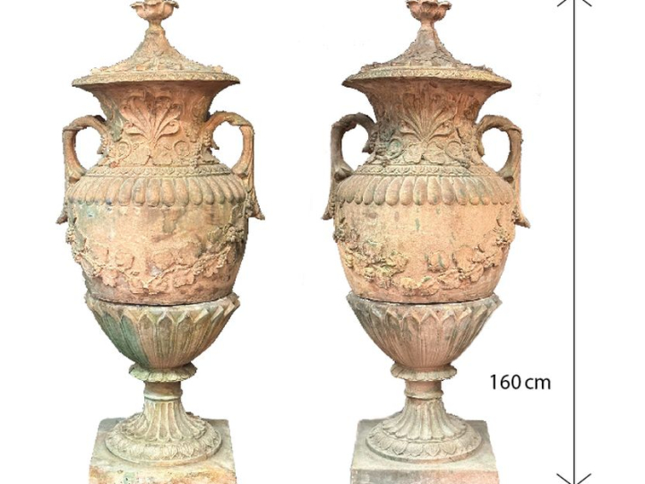 Paire de grands pots couverts d'ornement en terre cuite à décor en rel
