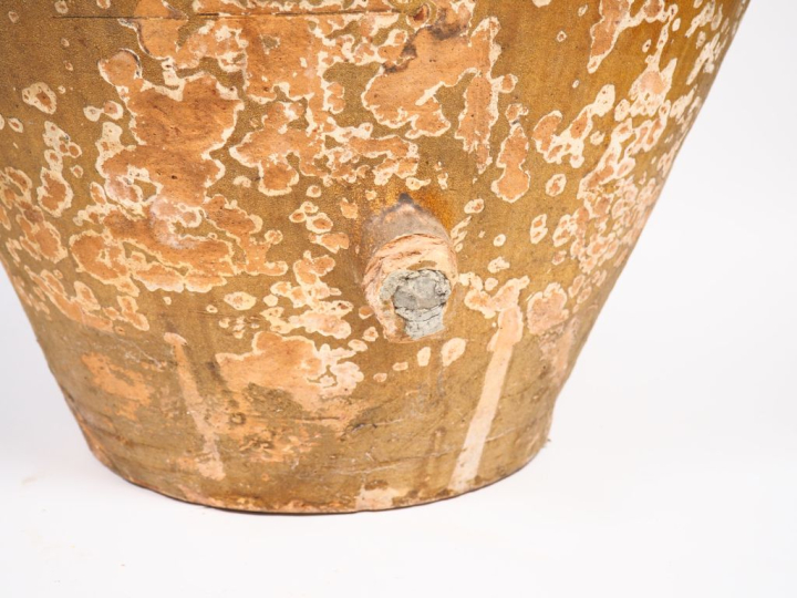 Très grande jarre à huile (?) en terre vernissée ocre. H. 124 cm (saut
