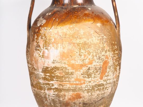 Très grande jarre à huile (?) en terre vernissée ocre. H. 124 cm (saut
