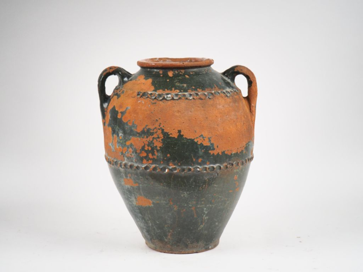 Un pot à anse en terre vernissée.  H. 42 cm