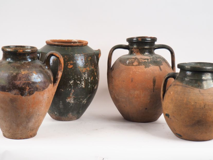 4 pots à anses en terre vernissée.