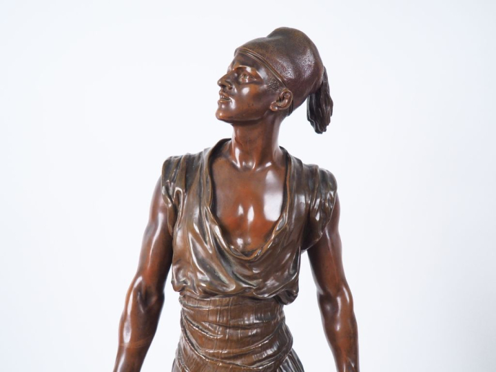 Marcel DEBUT.  "le porteur d'eau". Grande sculpture en bronze polychro