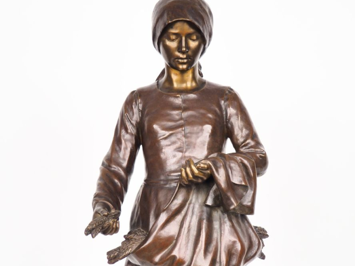 CURILLON.  "Jeune moissonneuse" Sculpture en bronze à patine brune et 