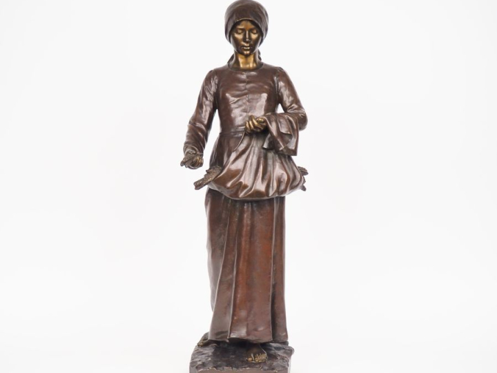 CURILLON.  "Jeune moissonneuse" Sculpture en bronze à patine brune et 