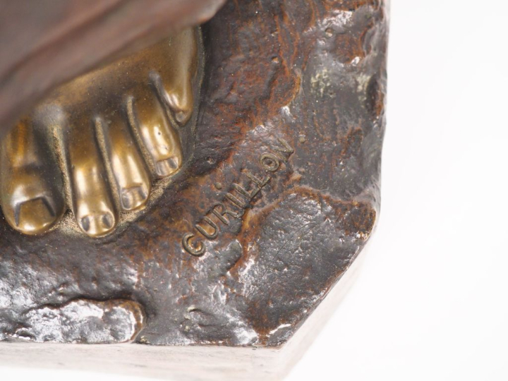 CURILLON.  "Jeune moissonneuse" Sculpture en bronze à patine brune et 