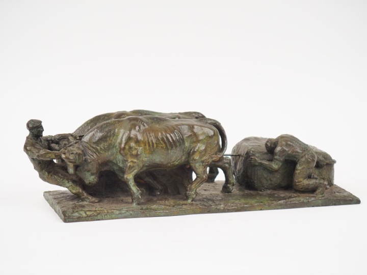 Ecole française XXème.  Groupe en bronze à patine verte "paysans basqu