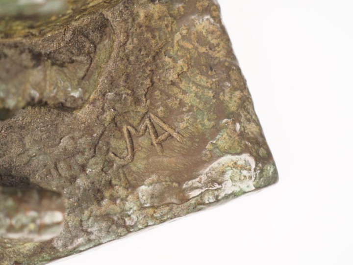 Ecole française XXème.  Groupe en bronze à patine verte "paysans basqu