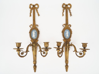 Vente aux enchères Paire d'appliques de style Louis XVI en bronze doré et plaques de Wegw