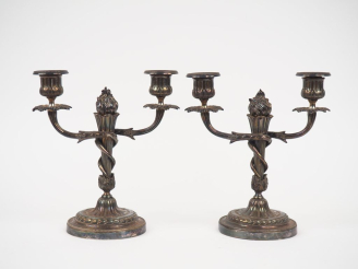 Vente aux enchères Paire de bougeoirs doubles de style Louis XVI en bronze argenté à déco