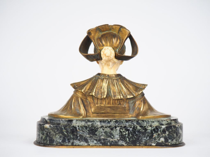 Eugène WATRIN.  "Jeune fille en buste" Sculpture chryséléphantine en b