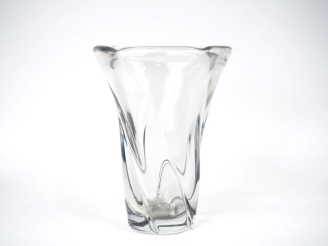 Vente aux enchères DAUM.  Vase en cristal à décor de côtes torses.  Signé H. 32 cm (égren
