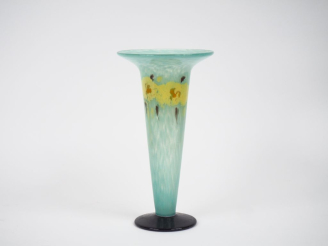 Vente aux enchères SCHNEIDER.  Vase bijou en verre marbré vert et jaune, pied de couleur 