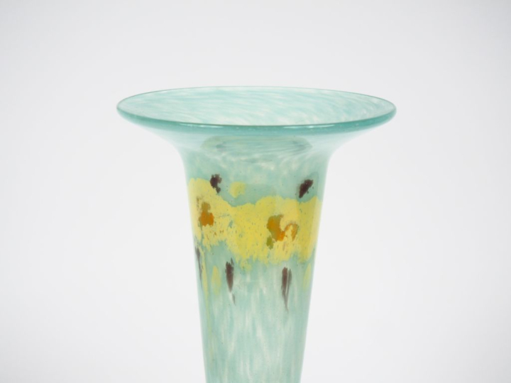 SCHNEIDER.  Vase bijou en verre marbré vert et jaune, pied de couleur 