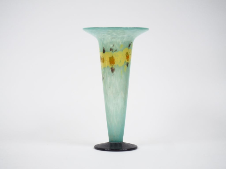 SCHNEIDER.  Vase bijou en verre marbré vert et jaune, pied de couleur 