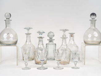 Vente aux enchères BACCARAT.  Partie de service de verres en cristal comprenant 25 verres