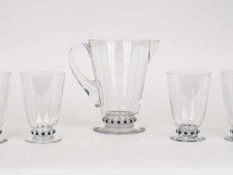 Vente aux enchères LALIQUE.  Parties de services de verres en cristal :  - une carafe et 