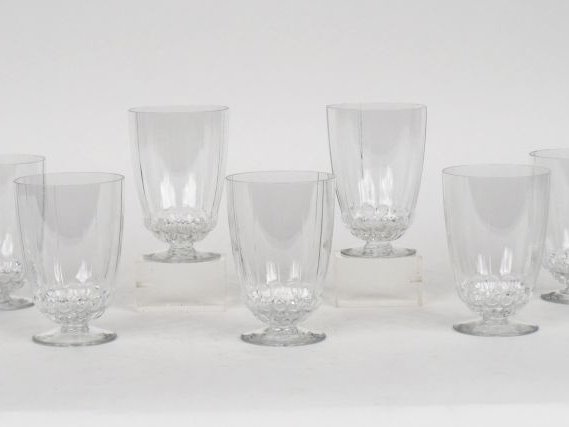LALIQUE.  Parties de services de verres en cristal :  - une carafe et 