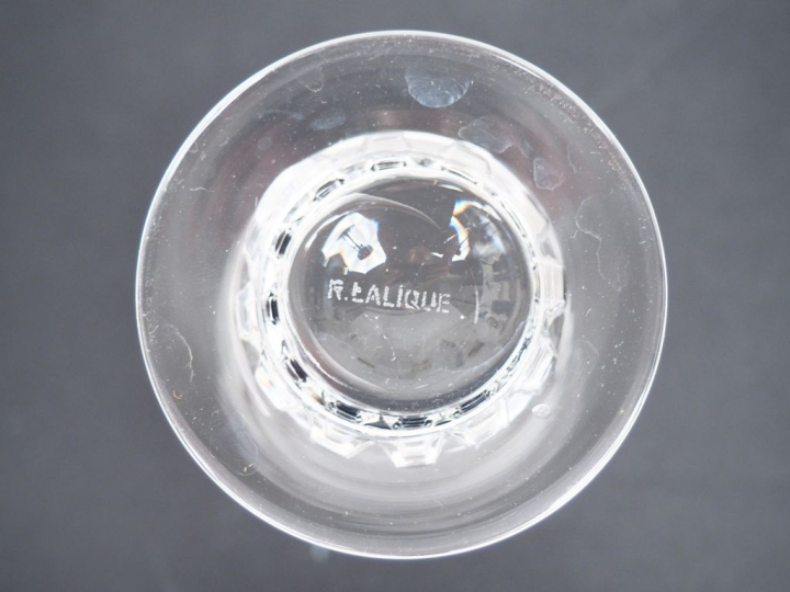 LALIQUE.  Parties de services de verres en cristal :  - une carafe et 