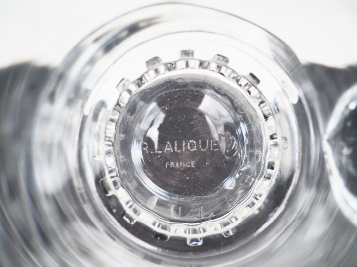 LALIQUE.  Parties de services de verres en cristal :  - une carafe et 