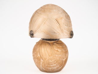 Vente aux enchères DAVESNE.  Lampe champignon en verre rosé à décor en relief de fleurs, 