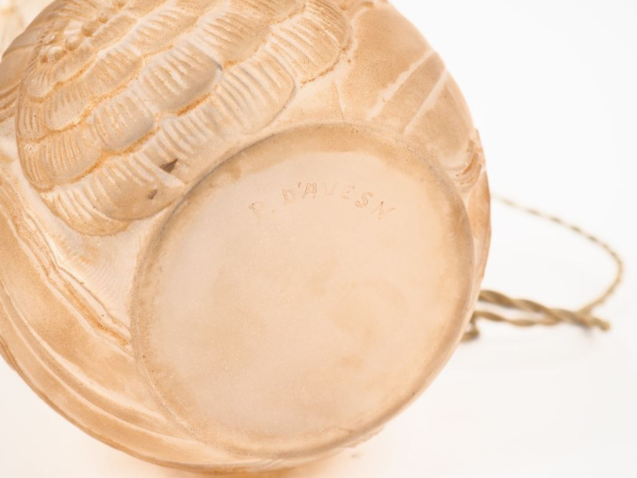 DAVESNE.  Lampe champignon en verre rosé à décor en relief de fleurs, 