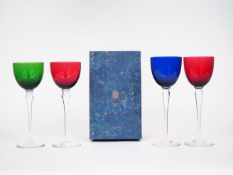 Vente aux enchères SAINT-LOUIS.  4 grands verres à pied en cristal bicolore.  Signés