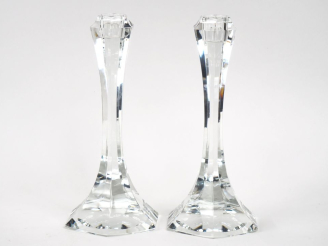 Vente aux enchères SAINT-LOUIS.  Paire de bougeoirs en cristal faceté. H. 24 cm