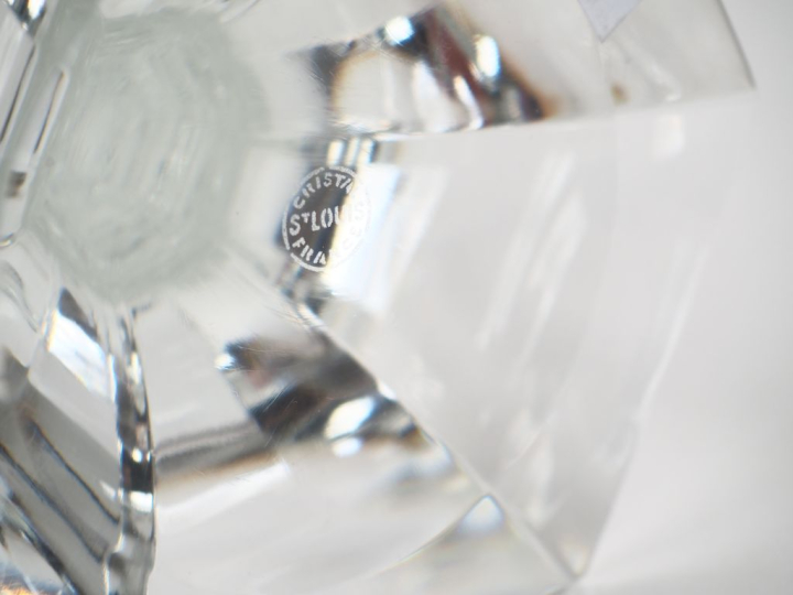 SAINT-LOUIS.  Paire de bougeoirs en cristal faceté. H. 24 cm