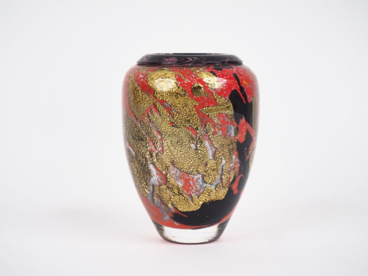Jean Claude NOVARO.  Vase en verre à inclusions de paillettes d'or sur