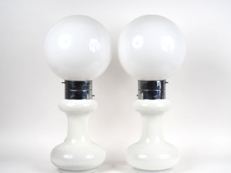 Vente aux enchères Carlo NASON.  Lampes en verre opalin blanc. H. 65 cm