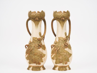 Vente aux enchères ROYAL DUX.  Paire de vases Art Nouveau en biscuit polychrome, à décor 