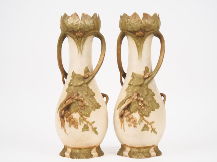 ROYAL DUX.  Paire de vases Art Nouveau en biscuit polychrome, à décor 