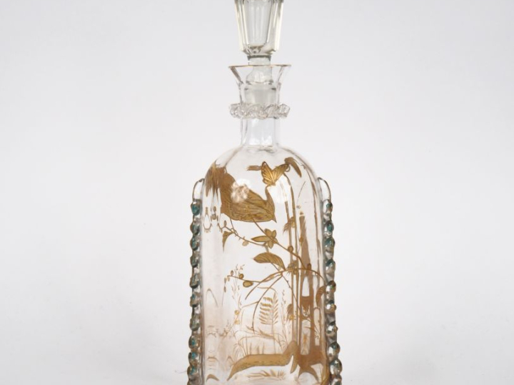 Flacon 1900 en cristal émaillé à décor doré d'oiseaux et de bambous.