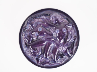 Vente aux enchères Boite couverte en verre mêlé violine à décor de naïades.  H. 6 cm - Di