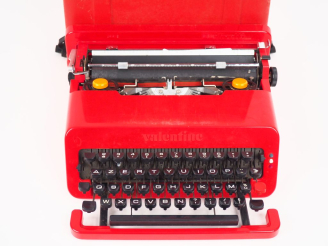 Vente aux enchères OLIVETTI.  Machine à écrire "Valentine" en plastique rouge et noir ave