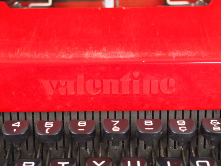 OLIVETTI.  Machine à écrire "Valentine" en plastique rouge et noir ave