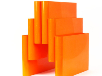 Vente aux enchères KARTELL. Giotto Stoppine pour kartell à Milan. Porte revues en plastiq