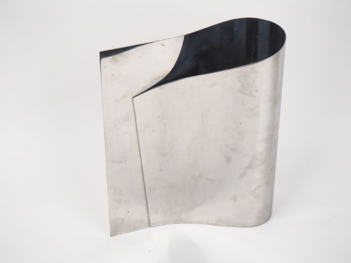 ALESSI.  Massimiliano et Doriana FUKSAS.  Vase en métal chromé Dim, 30