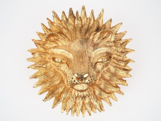 Vente aux enchères Jean MARAIS.  "Tête de lion"  Applique en résine dorée  Signée  Diam. 