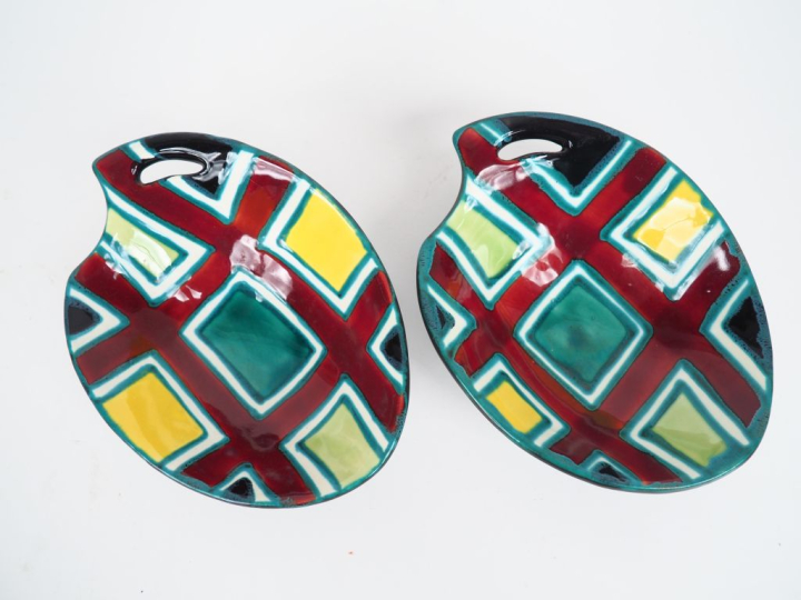 VALLAURIS.  Paire de coupes en céramique polychrome. Dim. 5 x 17,5 cm