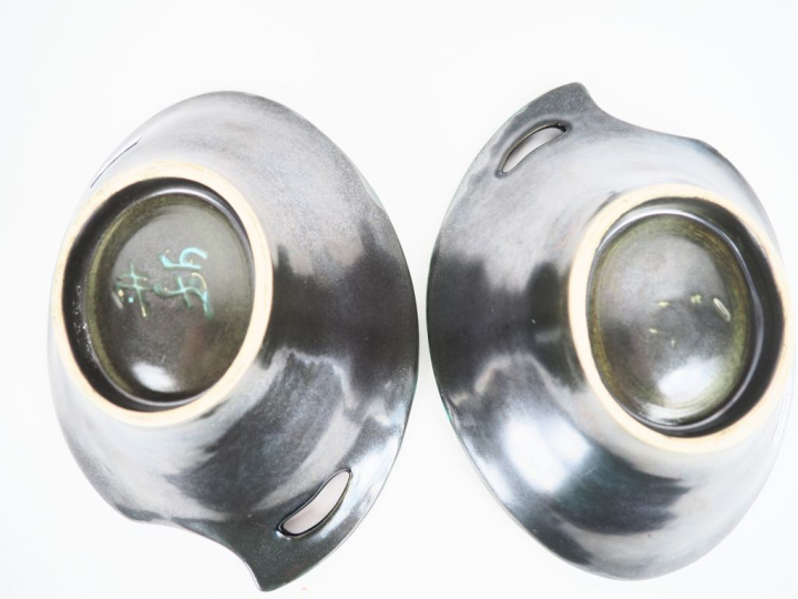 VALLAURIS.  Paire de coupes en céramique polychrome. Dim. 5 x 17,5 cm