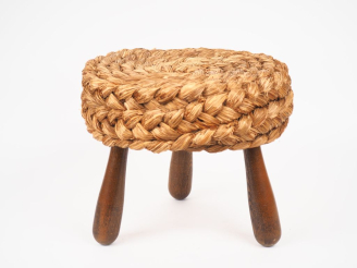 Vente aux enchères AUDOUX-MINET. (attribué à). Tabouret tripode en bois naturel et cordag