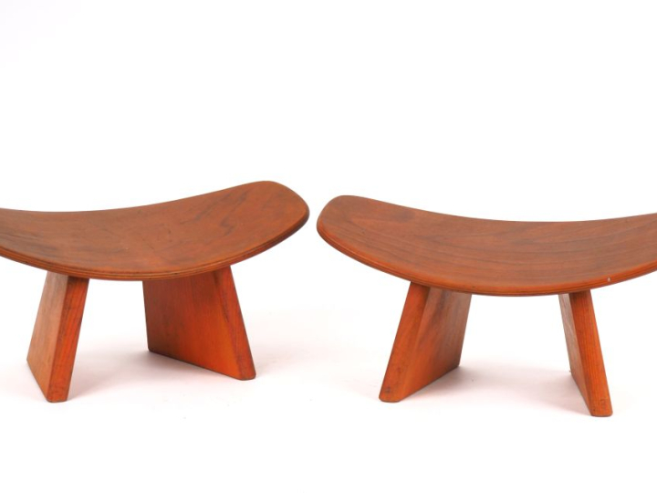 Alain GAUBERT.  Paire de tabourets en bois.  Signés. Dim. 17 x 40 x 20
