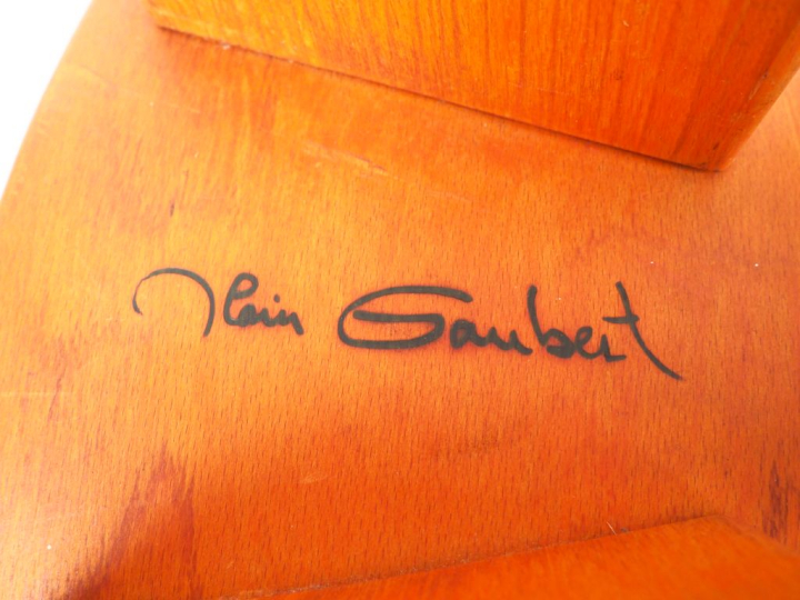 Alain GAUBERT.  Paire de tabourets en bois.  Signés. Dim. 17 x 40 x 20