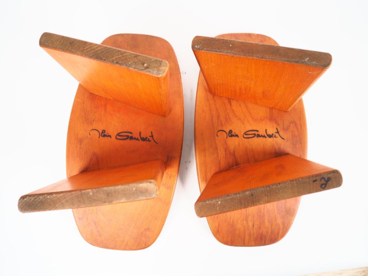 Alain GAUBERT.  Paire de tabourets en bois.  Signés. Dim. 17 x 40 x 20