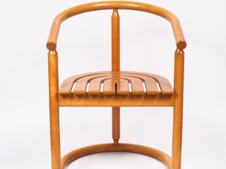Vente aux enchères ALLMILMÖ. Suite de quatre fauteuils gondole Design en chêne, années 80