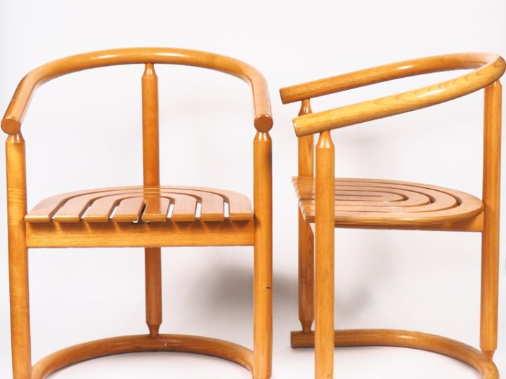 ALLMILMÖ. Suite de quatre fauteuils gondole Design en chêne, années 80