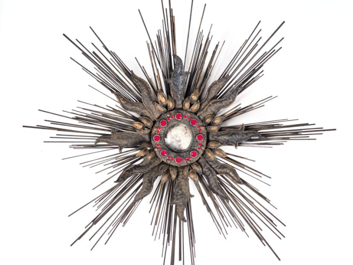 Miroir soleil en tôle, fer et verroterie.  Diam. 75,5 cm