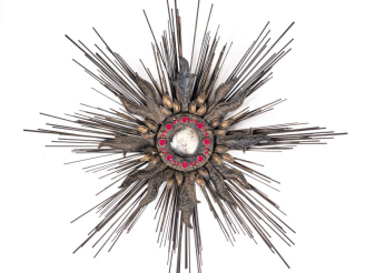 Vente aux enchères Miroir soleil en tôle, fer et verroterie.  Diam. 75,5 cm